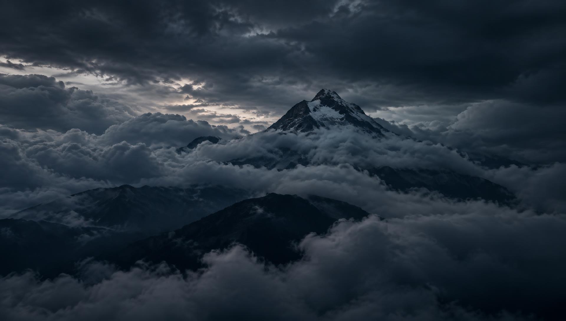 Dunkler, bewölkter Berggipfel über einem dichten Wolkenmeer